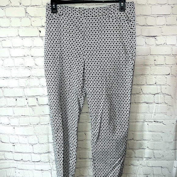 Size 10 Roz & Ali black & white geometric print slacks Cotton/ spandex Like new - Picture 1 of 5